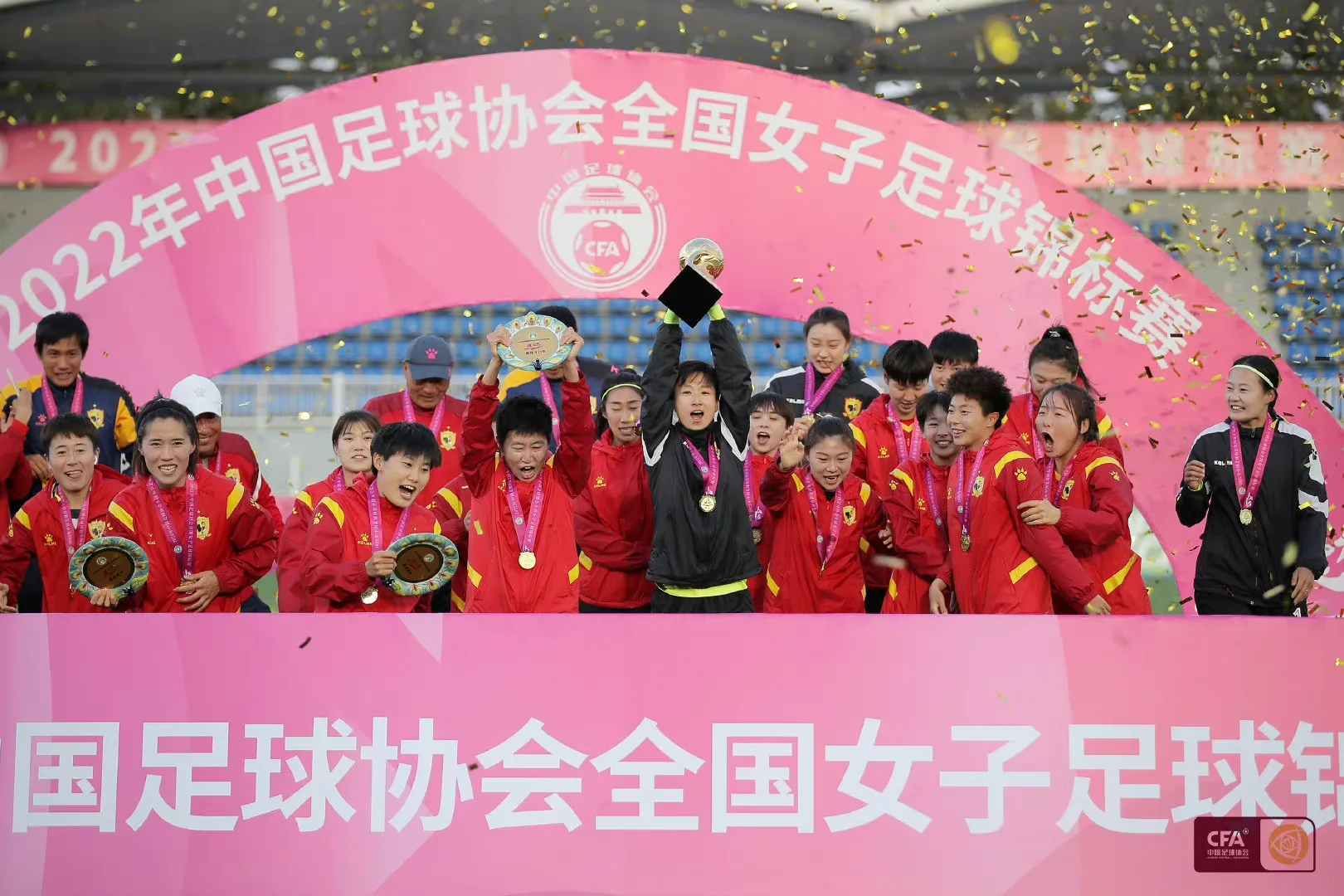 锦标赛冠军颁奖仪式现场热闹非凡，球员欢庆胜利
